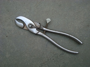6" Hog ringer with thumbscrew and spring. For all sizes Hill pattern rings, #1 Pig ring, #2 Shoat ring and #3 Hog ring.
